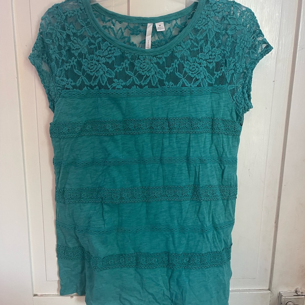teal shirt, medium